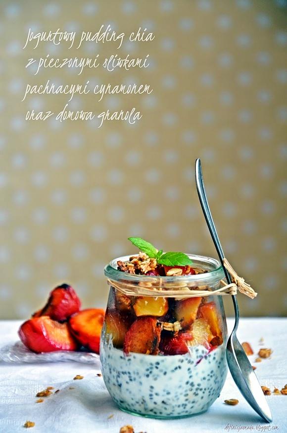 Pudding chia z pieczonymi śliwkami