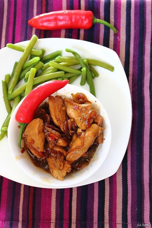 Kurczak słodko-ostry z papryczką chili i brązowym cukrem
