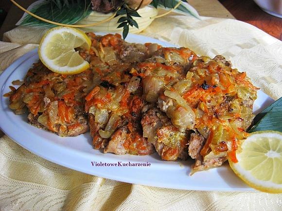 Schab pieczony z cebulą i marchewką