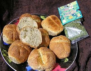Pysznie chrupiące bułki pszenne z czosnkiem niedźwiedzim