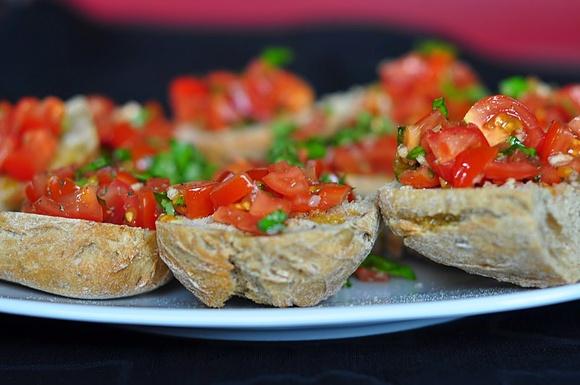 Bruschetta z pomidorami i bazylią