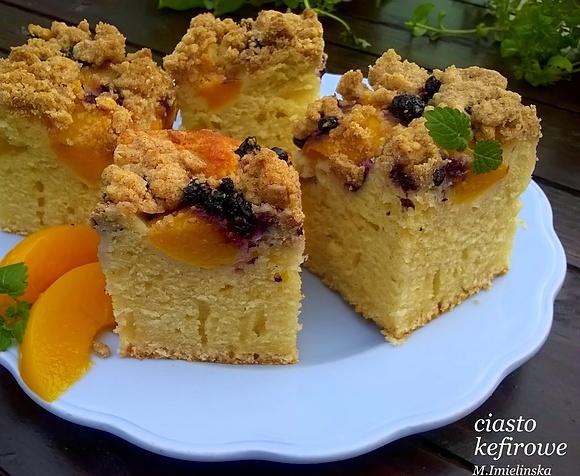 Ciasto kefirowe z owocami i kruszonką