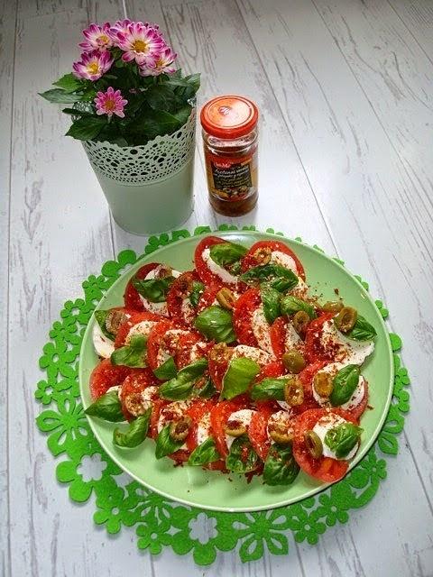Wspólne śniadanie z caprese i oliwkami