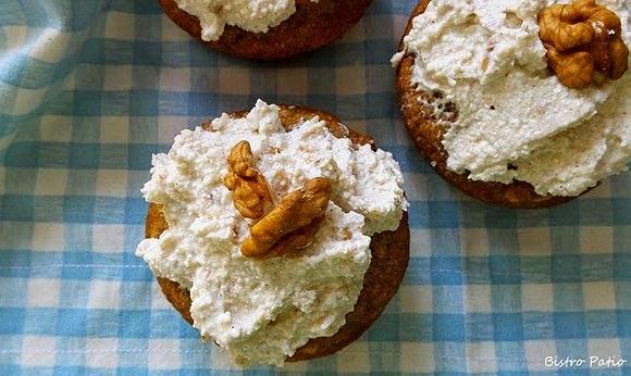 Śniadaniowe muffiny z orzechami i twarożkiem