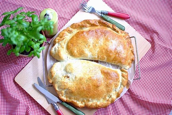 Calzone włoski pieróg z warzywnym farszem