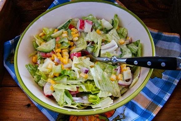 Sałata lodowa z kukurydzą i surimi