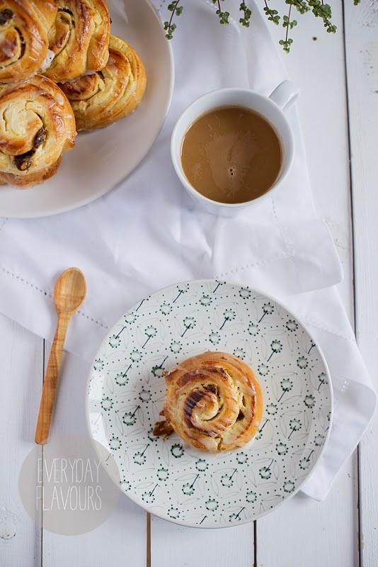 Drożdżowe ślimaki z serem i rodzynkami