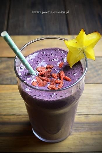 Fioletowe smoothie z jagodami bananami i kakao