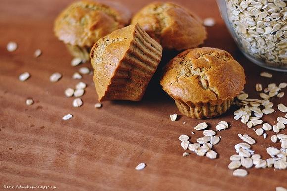 Owsiane muffiny z daktylami bez tłuszczu