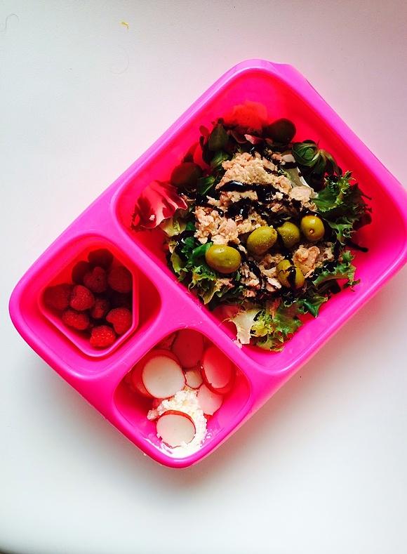 Lunch na wynos – sałata z tuńczykiem i oliwkami w bento