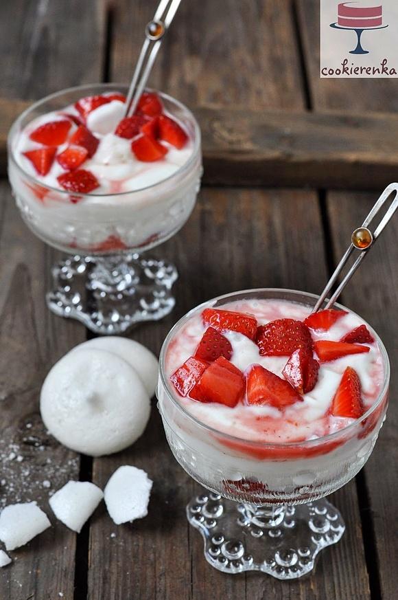 Eton Mess deser z truskawek, bez i jogurtu greckiego