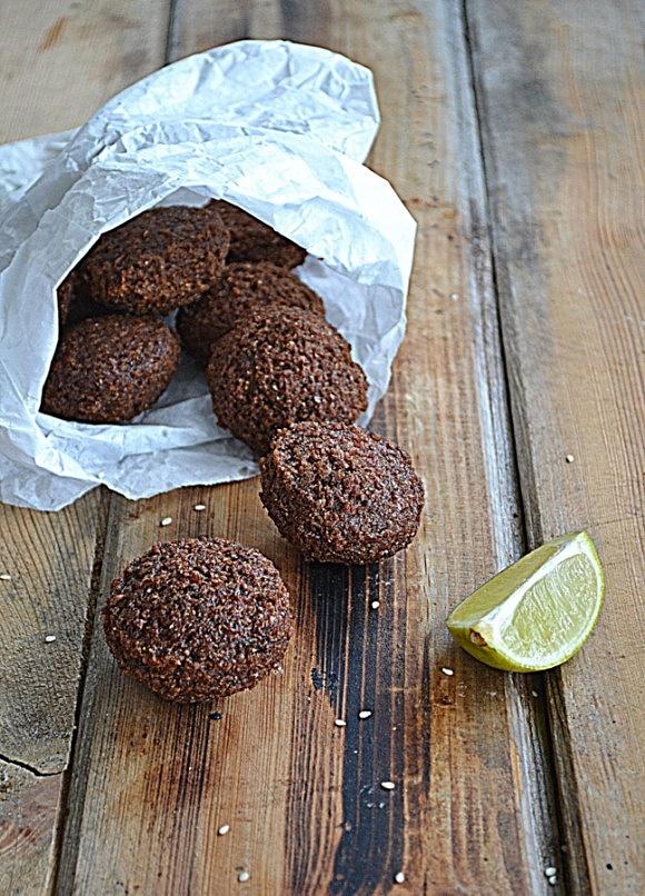 Falafel – kuchnia bliskiego wschodu, sałatka i labneh