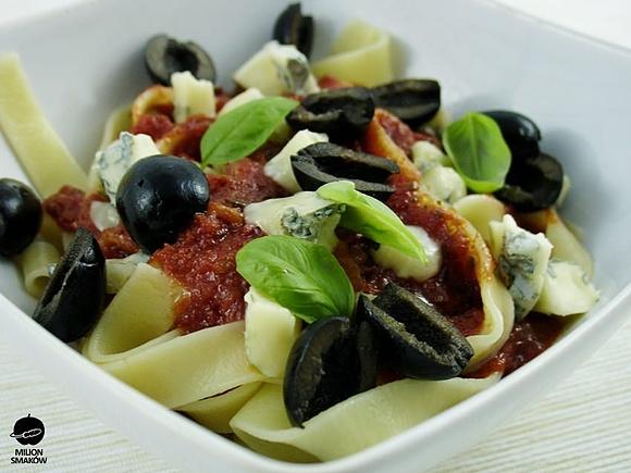 Tagliatelle z pomidorami i oliwkami