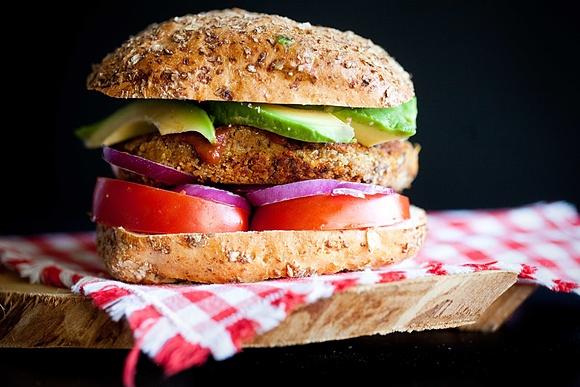 Burger ze słodkich ziemniaków z czerwoną fasolą i kaszą quinoa
