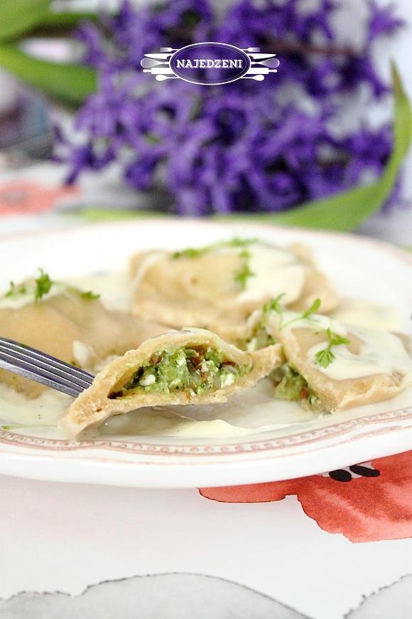 Ravioli brokułowo-gryczane w serowym sosie