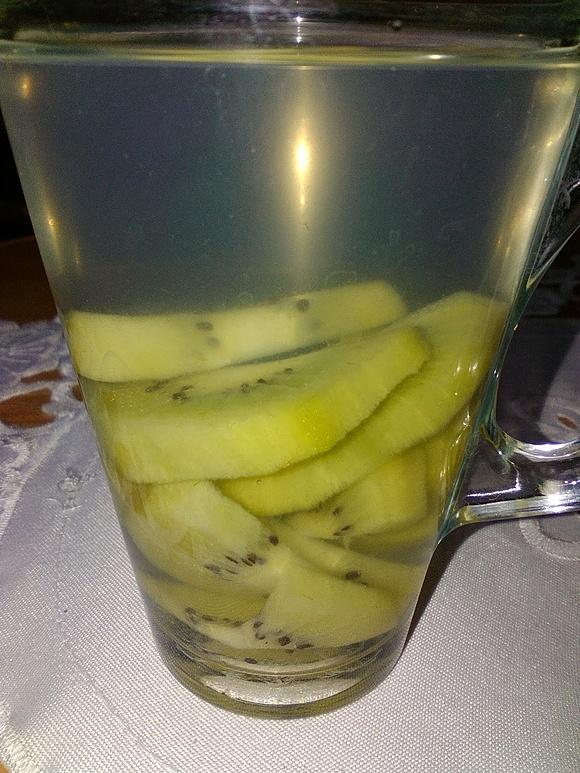 Woda z kiwi