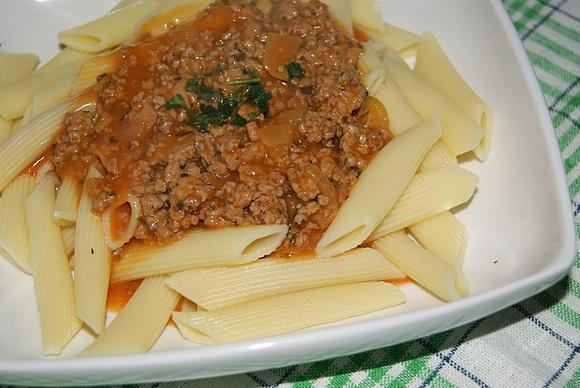 Makaron alla bolognese z mięsem mielonym z indyka i sosem pomidorowym