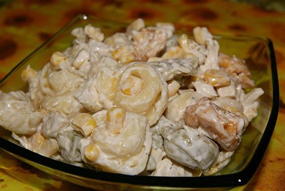 Sałatka z tortellini i kurczakiem