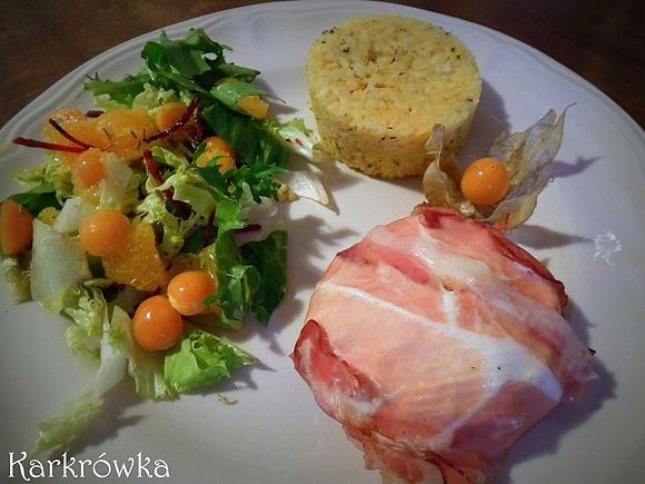 Camembert w szynce szwardzwaldzkiej, ryż jaśminowy i sałatka z pomarańczą