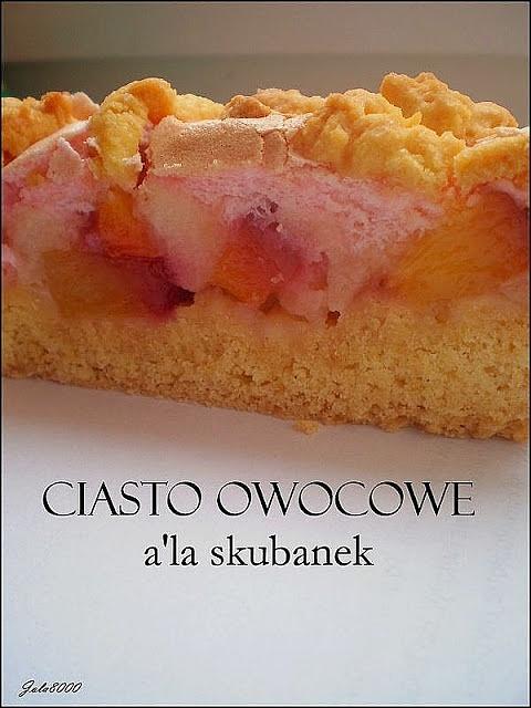 Owocowe ciasto skubanek z jabłkami, brzoskwiniami i śliwkami