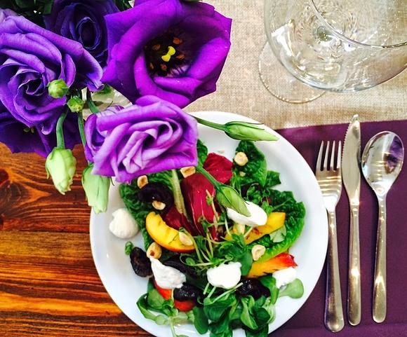 Przystawka z radicchio, grillowanych nektarynek i sera koziego