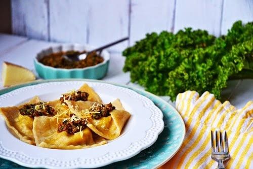 Pełnoziarniste orkiszowe ravioli z ricottą i pesto z jarmużu