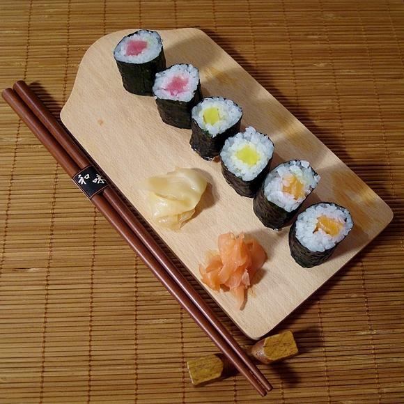 Hosomaki - małe rolki sushi z tuńczykiem, łososiem lub rzodkwią daikon