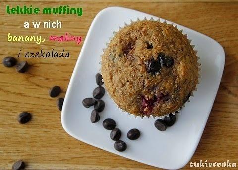 Otrębowe muffiny z bananami malinami i czekoladą