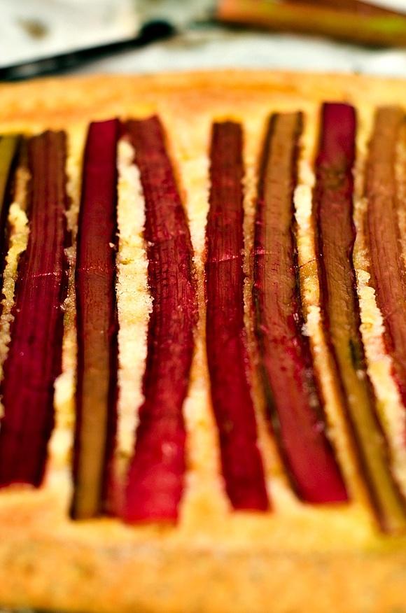 Tarta cytrynowo-makowa z rabarbarem i masą migdałową