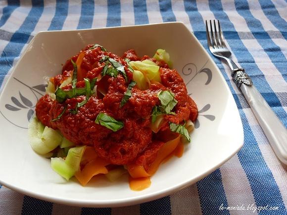 Warzywne tagliatelle z sosem pomidorowo-paprykowym