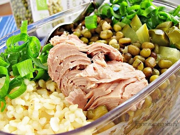 Sałatka z kaszą bulgur i tuńczykiem