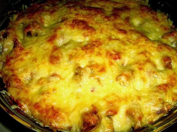 Pełnoziarnista zapiekanka makaronowa z penne wołowiną i cukinią w pomidorach