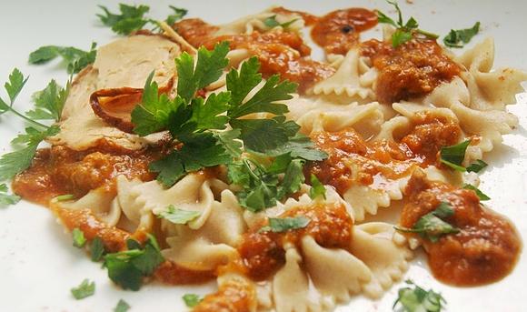 Farfalline z sosem i pieczoną piersią indyka