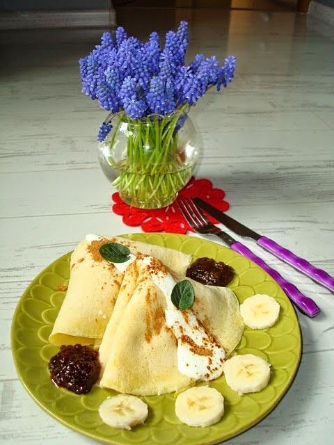 Naleśniki orkiszowe z twarożkiem bananem jogurtem i konfiturą malinową
