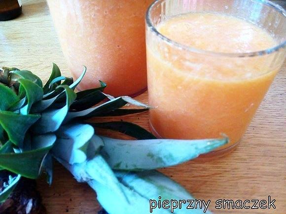 Koktajl owocowy z grejpfruta, pomarańczy i ananasa