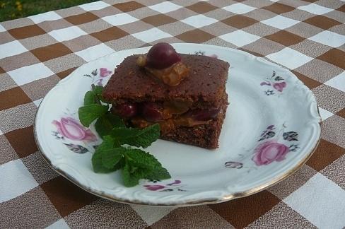 Ciasto czekoladowe z kajmakiem, wiśniami i orzechami