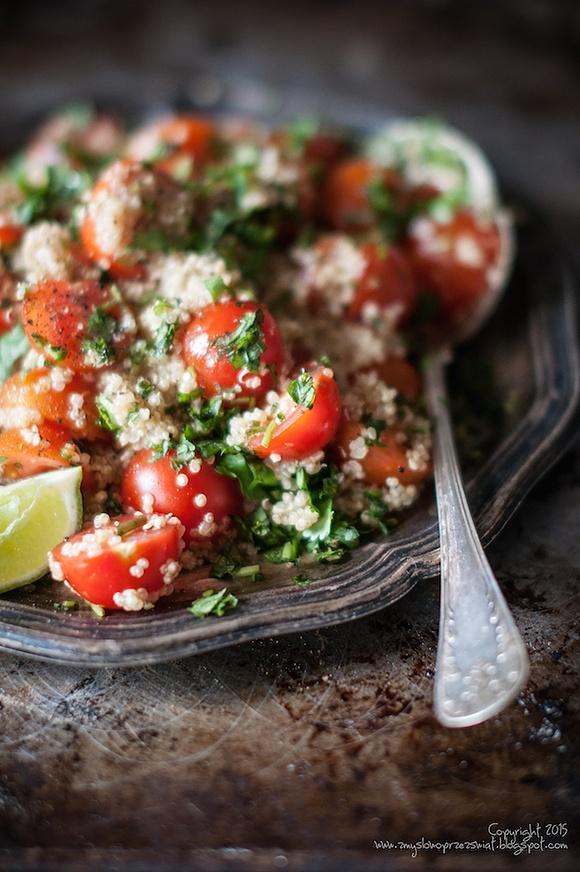 Sałatka z quinoa, pomidorkami koktajlowymi i miętą