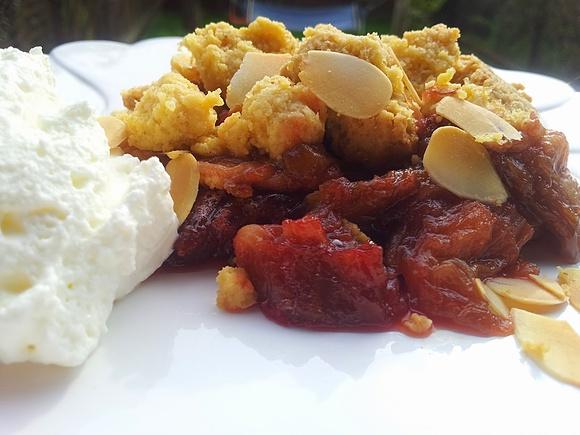 Crumble z rabarbarem pod bezglutenową kruszonką