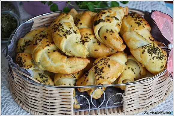 Krucho-drożdżowe rogaliki z pieczarkami i porem