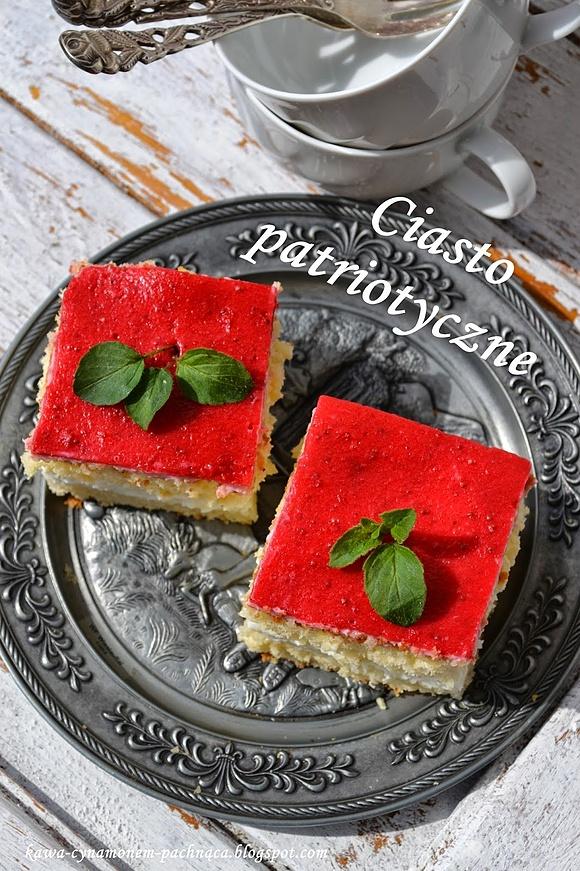 Ciasto patriotyczne z truskawkami na biszkopcie