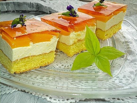 Biszkopt z masą serową, brzoskwiniami i galaretką