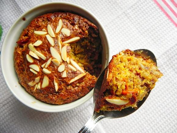 Pomarańczowa muffina z kaszy gryczanej nadziewana jagodami goji i migdałami