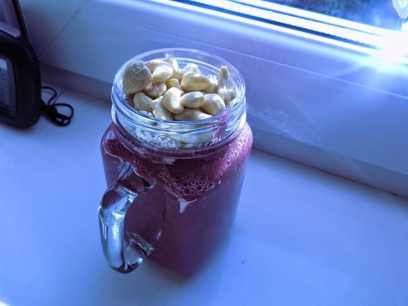 Smoothie banan, rabarbar, borówki z poppingiem z amarantusa i nerkowców