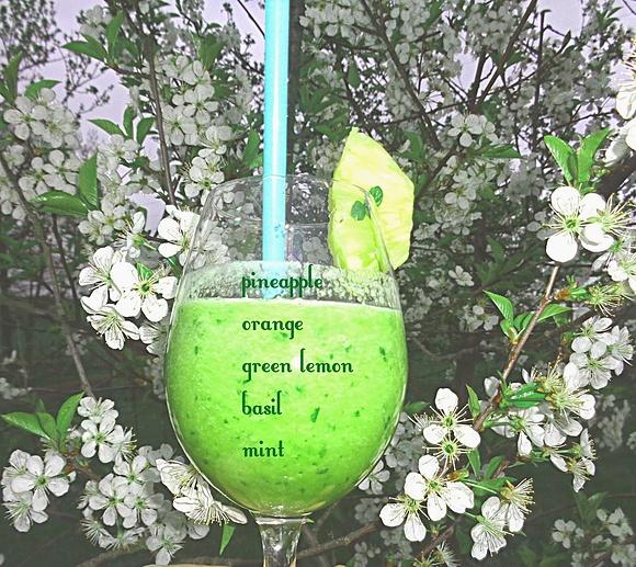 Ananasowe smoothie z miętą i bazylią - orzeźwiający napój zdrowia
