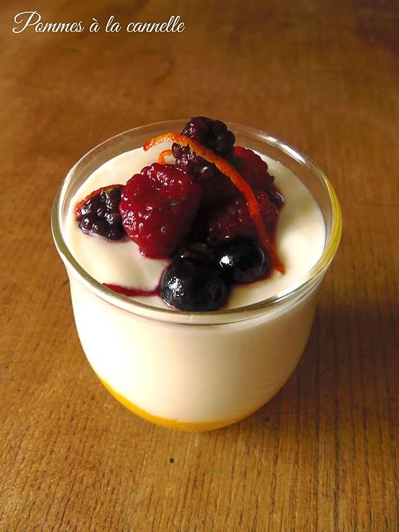 Parfait z mango i macerowanymi czerwonymi owocami