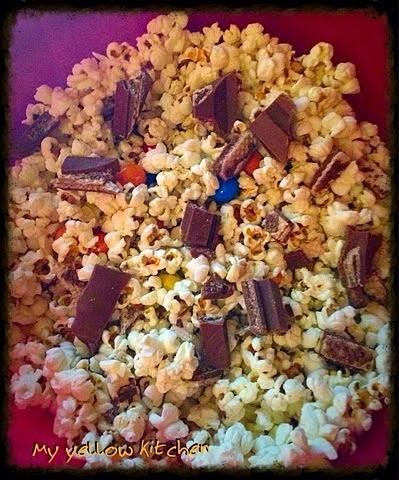Popcorn z M&M's i czekoladą, karmelowo-czekoladowy