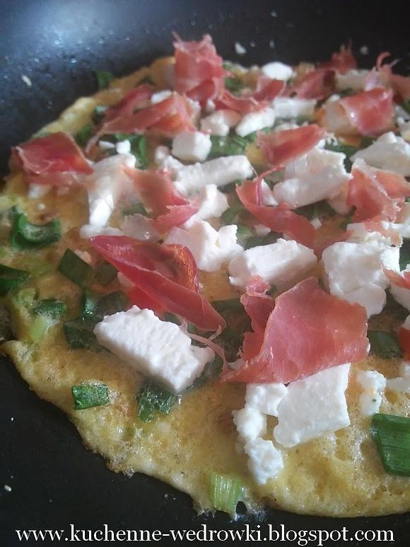 Omlet z fetą, szczypiorem i szynką