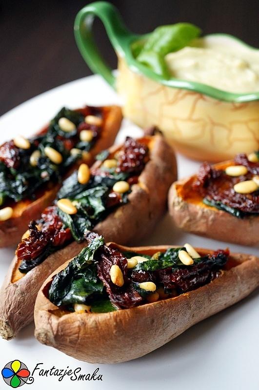 Pieczone bataty ze szpinakiem suszonymi pomidorami i orzeszkami piniowymi