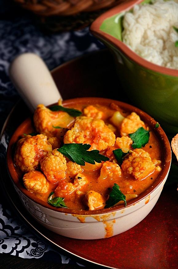 Curry pomidorowo-kokosowe z kalafiorem i indykiem