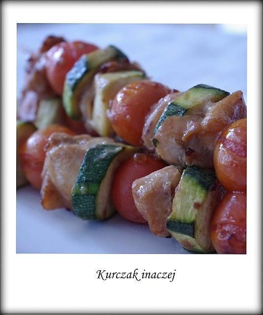 Szaszłyki z kurczaka z warzywami i sosem teriyaki